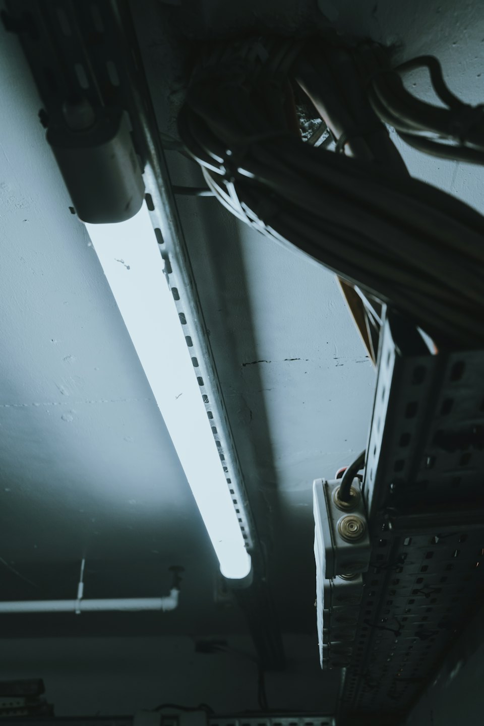 Canalice e cavi elettrici su un soffitto di cemento.